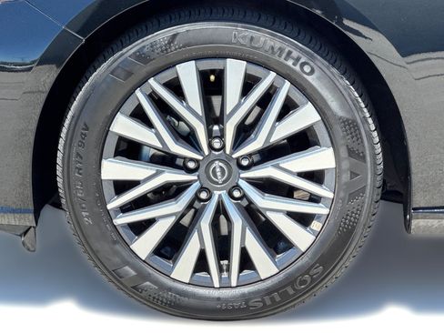 Used 2025 Nissan Altima 2.5 SV FWD image 13