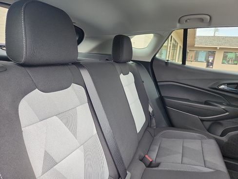 Used 2025 Chevrolet Trax LS w/ LS Convenience Package FWD image 29