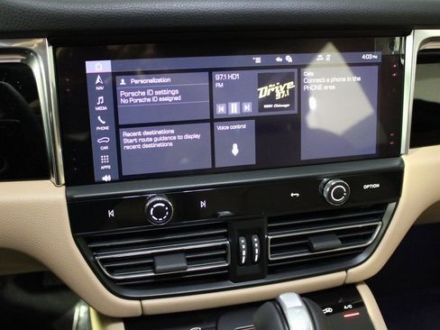 Certified 2025 Porsche Macan image 24