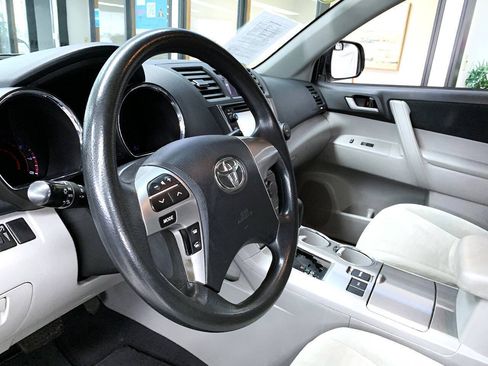 Used 2013 Toyota Highlander Plus FWD image 8