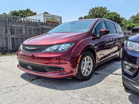 Used 2023 Chrysler Voyager LX FWD image 3