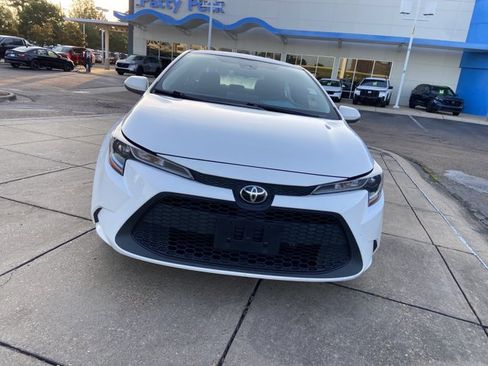 Used 2021 Toyota Corolla LE w/ Carpet Mat Package (TMS) FWD image 3
