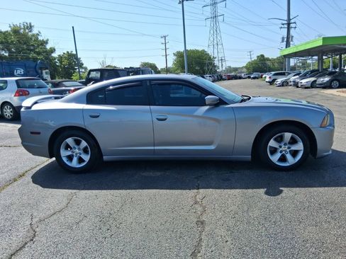 Used 2013 Dodge Charger SE RWD image 4
