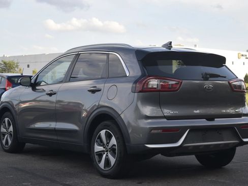 Used 2018 Kia Niro EX FWD image 2