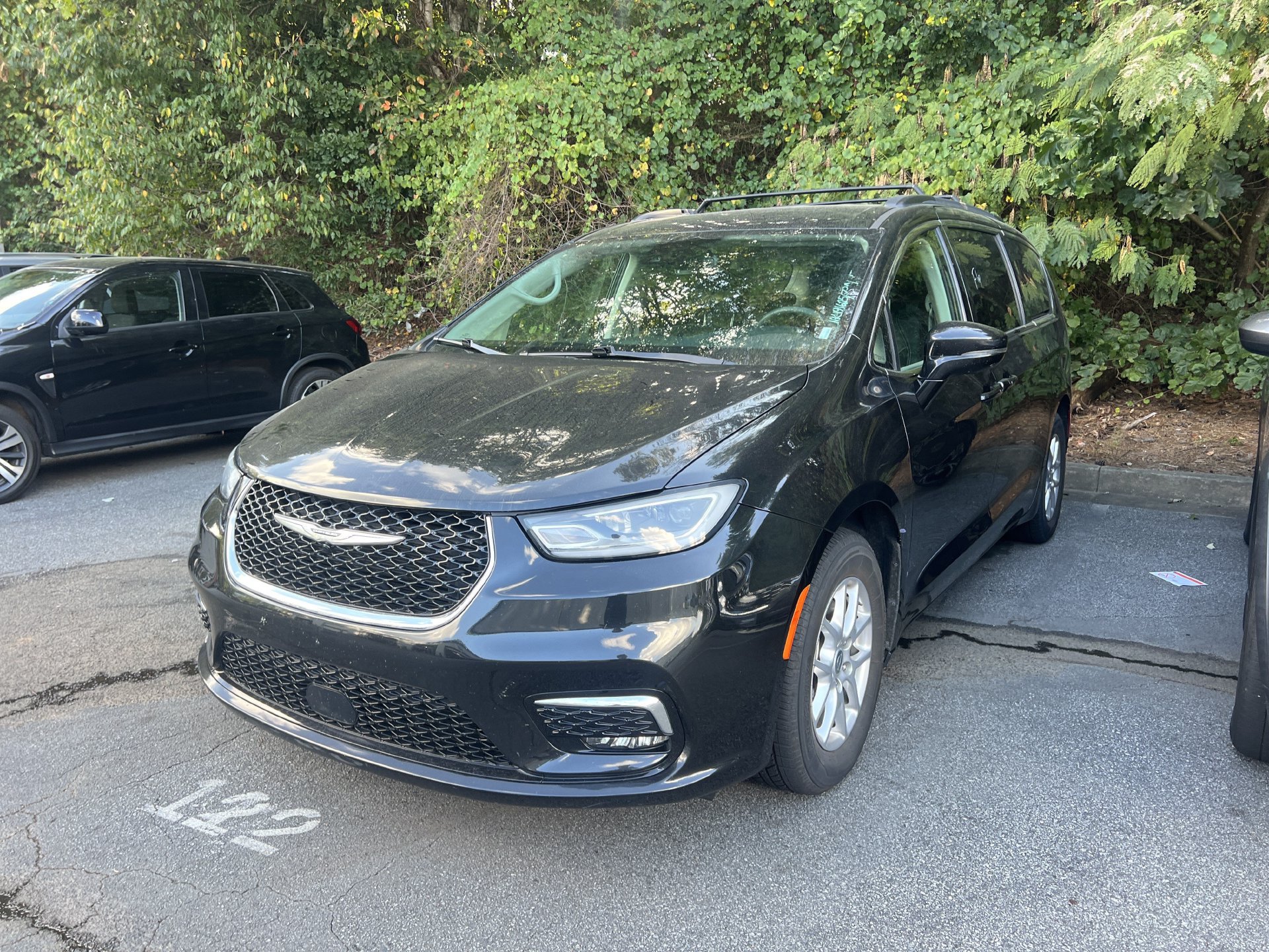 Used 2022 Chrysler Pacifica Touring-L FWD image 2