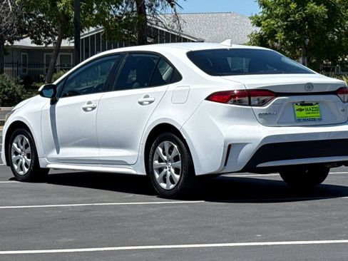 Used 2021 Toyota Corolla LE FWD image 3