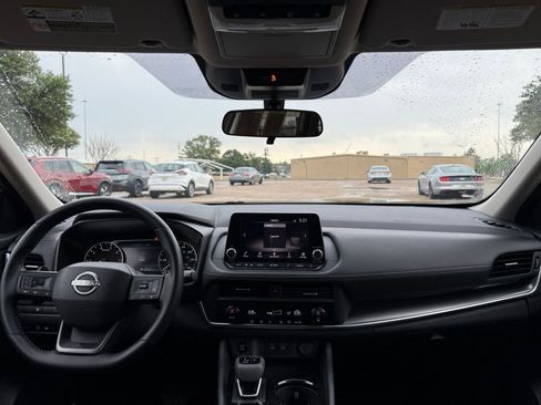 Used 2025 Nissan Rogue SV FWD image 34