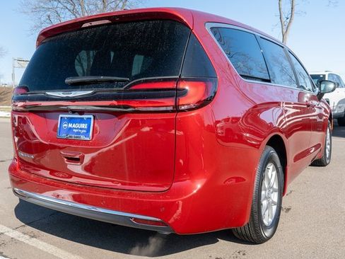 New 2026 Chrysler Pacifica Select image 5