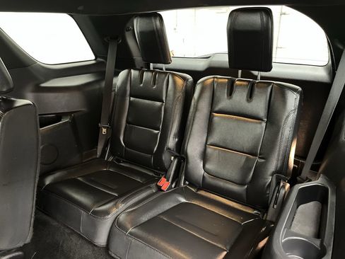 Used 2017 Ford Explorer XLT w/ Equipment Group 202A image 13