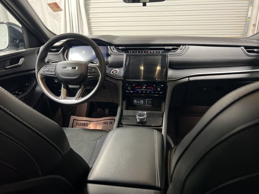 Used 2025 Jeep Grand Cherokee Altitude AWD/4WD image 14