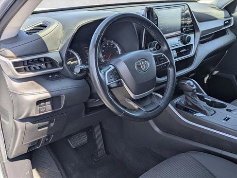Used 2022 Toyota Highlander LE FWD image 10