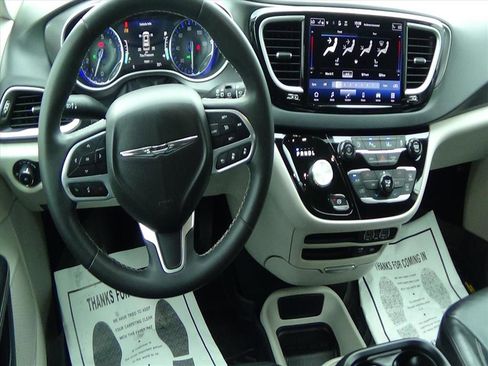 Used 2022 Chrysler Pacifica Touring-L image 13