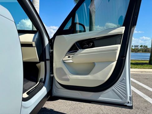 Used 2025 Land Rover Range Rover SE AWD/4WD image 24
