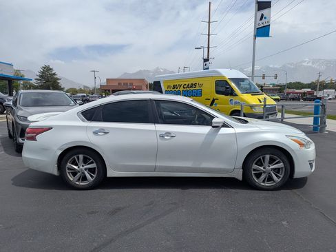 Used 2015 Nissan Altima 2.5 SV w/ Convenience Package FWD image 2