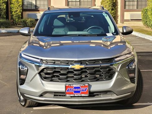 Used 2025 Chevrolet Trax LT w/ LT Convenience Package image 3