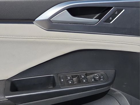 Used 2025 Volkswagen Taos SE image 13