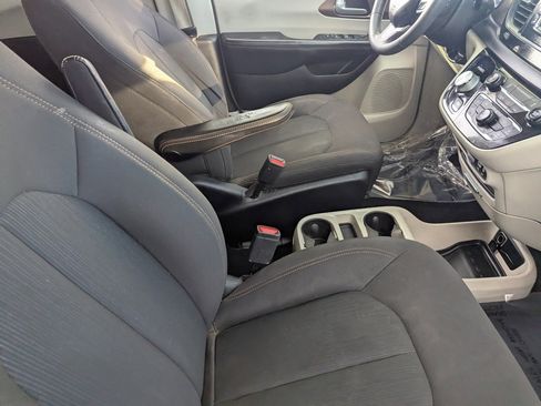 Used 2017 Chrysler Pacifica LX image 12