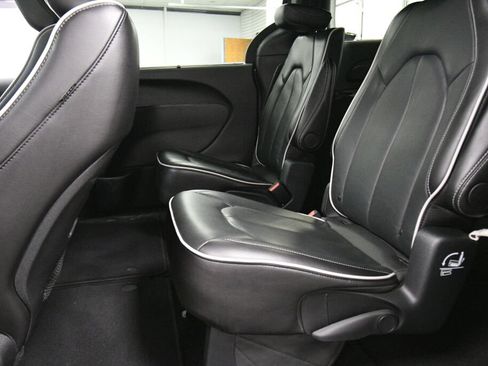 Used 2025 Chrysler Pacifica Limited FWD image 23