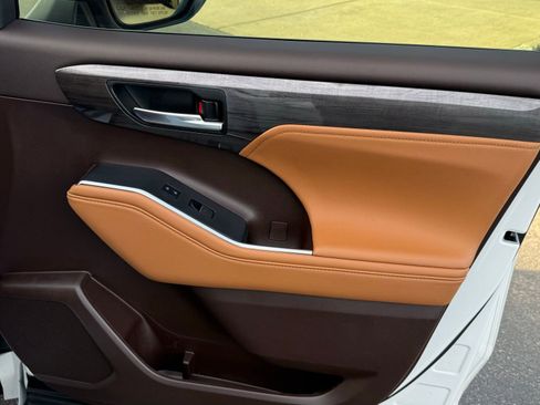 Used 2022 Toyota Highlander Platinum image 17