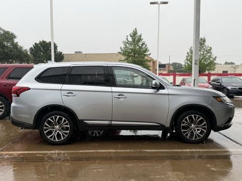 Used 2017 Mitsubishi Outlander SE image 3