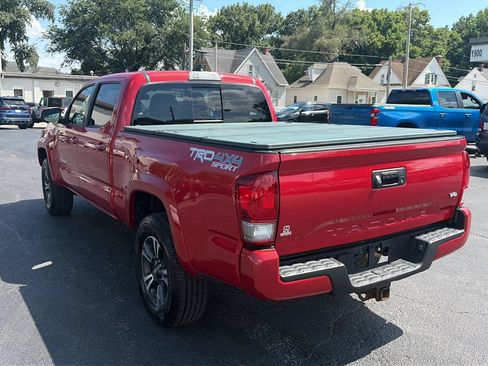 Used 2017 Toyota Tacoma TRD Sport AWD/4WD image 7