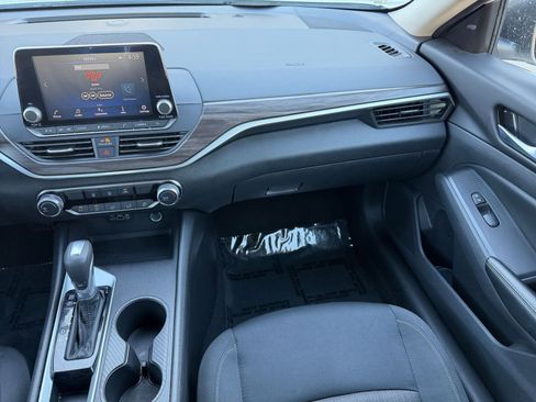 Used 2025 Nissan Altima 2.5 SV FWD image 35