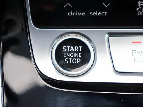 Used 2025 Audi Q8 Premium Plus image 31