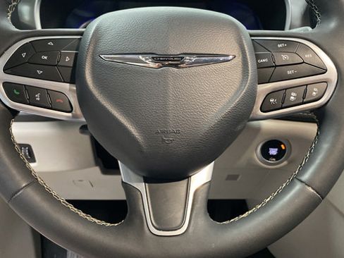 Used 2022 Chrysler Pacifica Touring-L FWD image 15
