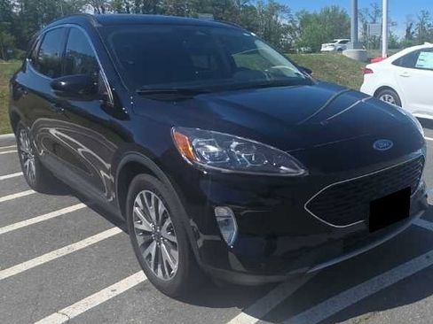 Used 2020 Ford Escape Titanium image 3