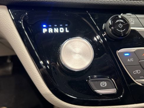 Used 2023 Chrysler Pacifica Touring-L image 23