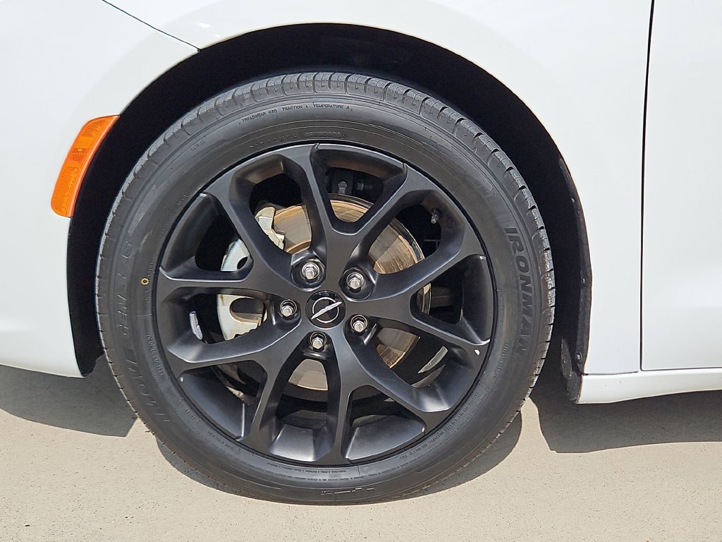 Used 2025 Chrysler Pacifica Limited FWD image 34