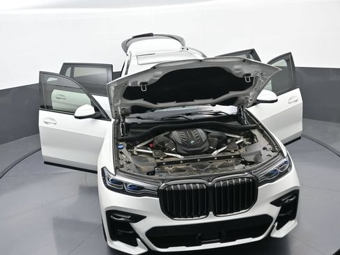 Used 2022 BMW X7 M50i w/ Dynamic Handling Package AWD/4WD image 40