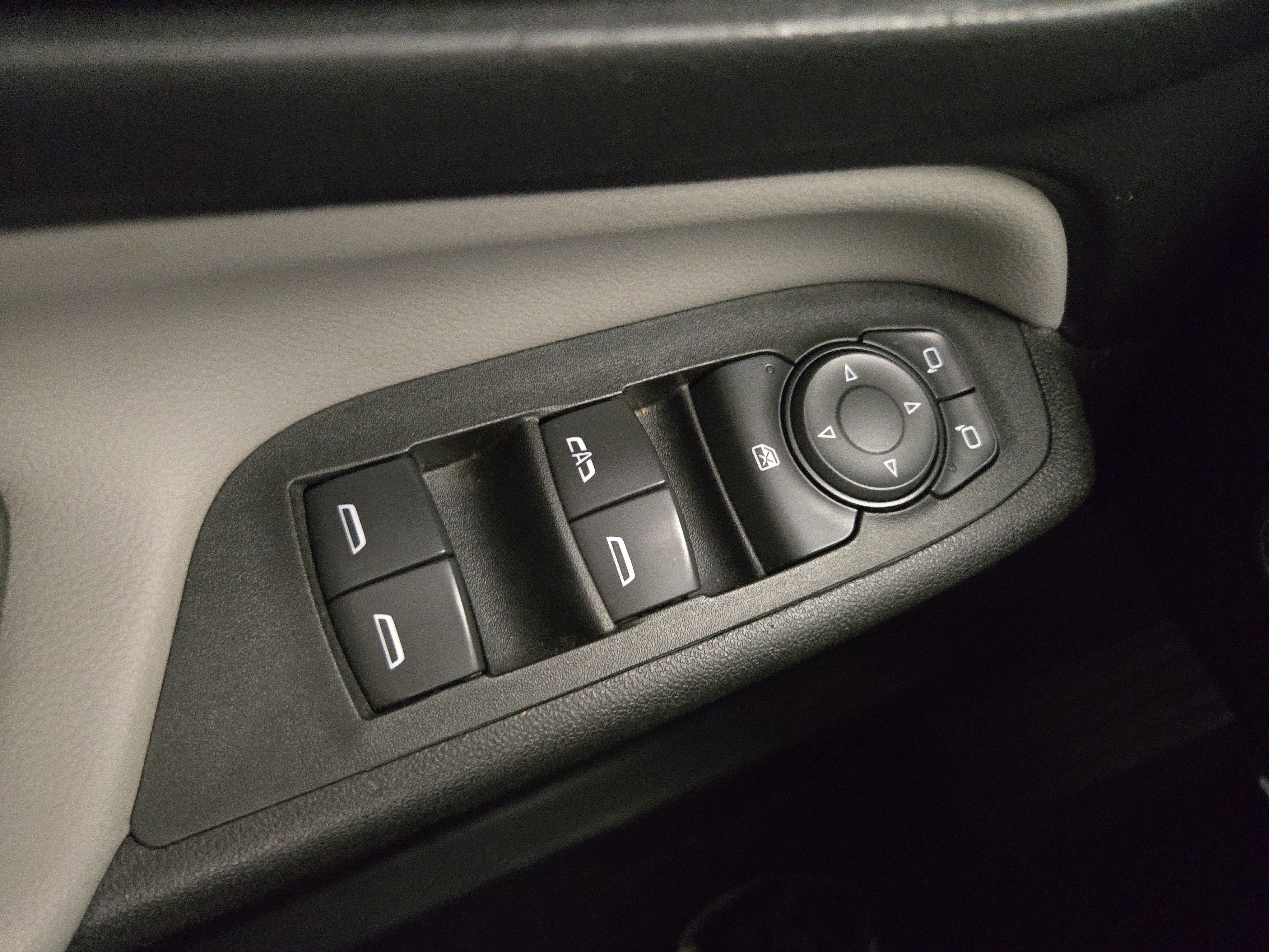 Used 2018 Chevrolet Equinox LS AWD/4WD image 25