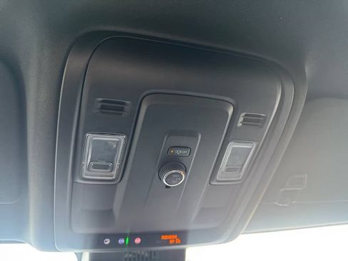 Used 2025 Chevrolet Suburban LT RWD image 26
