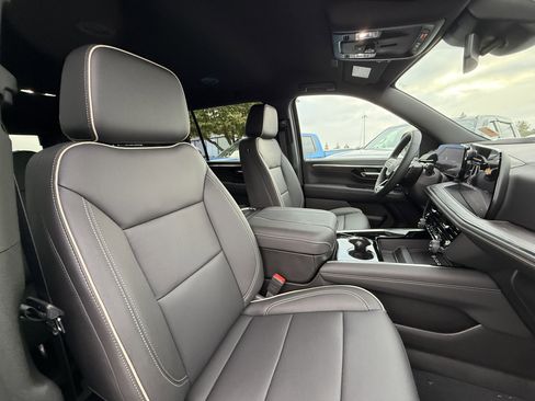 New 2025 Chevrolet Suburban Premier image 9