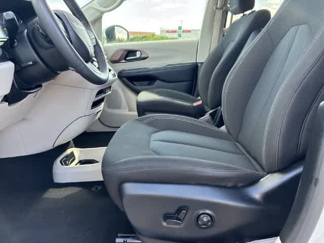 Used 2023 Chrysler Voyager LX FWD image 18