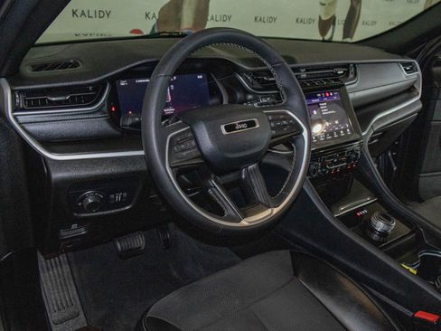 Used 2023 Jeep Grand Cherokee Altitude AWD/4WD image 5