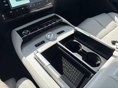 New 2026 Lincoln Navigator L Premier AWD/4WD image 28