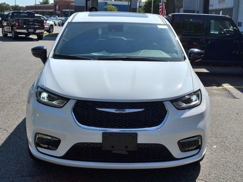 New 2026 Chrysler Pacifica Select image 3