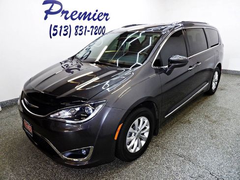 Used 2019 Chrysler Pacifica Touring-L FWD image 1