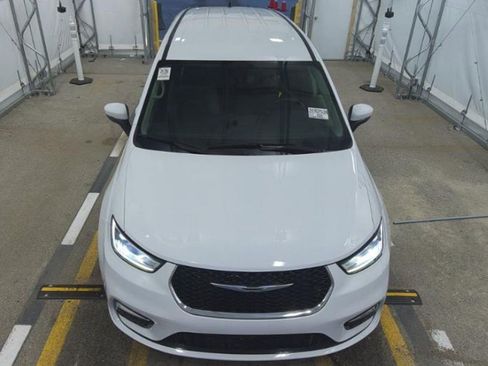 Used 2023 Chrysler Pacifica Touring-L FWD image 3