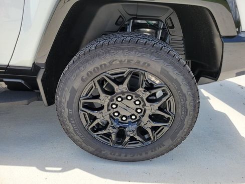 New 2025 GMC Hummer EV 2X image 10