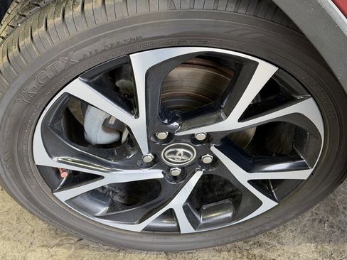 Used 2019 Toyota C-HR XLE image 10