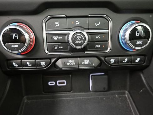 Used 2024 GMC Yukon AT4 w/ Technology Package AWD/4WD image 30