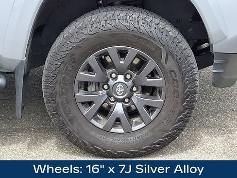 Used 2021 Toyota Tacoma SR5 AWD/4WD image 28