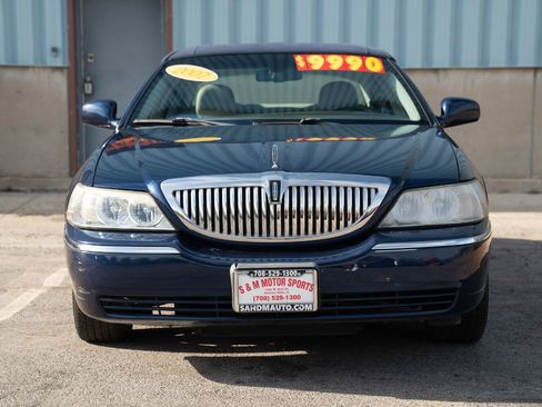 Used 2007 Lincoln Town Car Signature RWD image 3