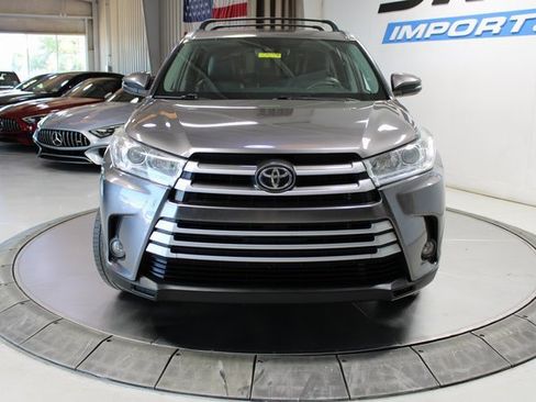 Used 2019 Toyota Highlander XLE image 3