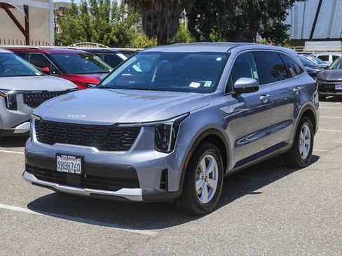 Certified 2025 Kia Sorento LX FWD image 5