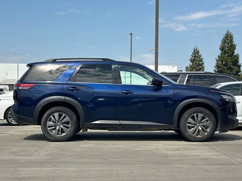 Used 2024 Nissan Pathfinder SV FWD image 9