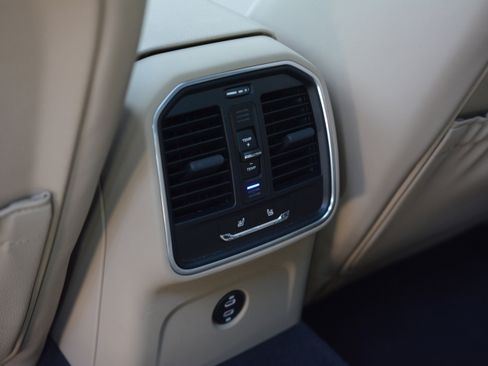 Certified 2026 Porsche Macan AWD/4WD image 33